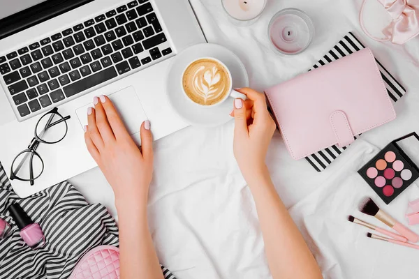 Jonge Vrouw Freelancer Werken Met Laptop Bed Plat Lag Top — Stockfoto