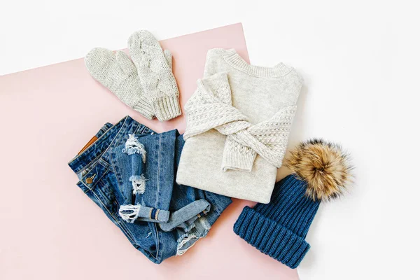 Blauwe Winter Muts Met Jeans Trui Wanten Witte Achtergrond Vrouwen — Stockfoto