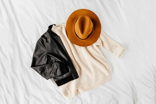 재킷과 시트에 모자와 따뜻한 스웨터 의상입니다 트렌디 콜라주 — 스톡 사진