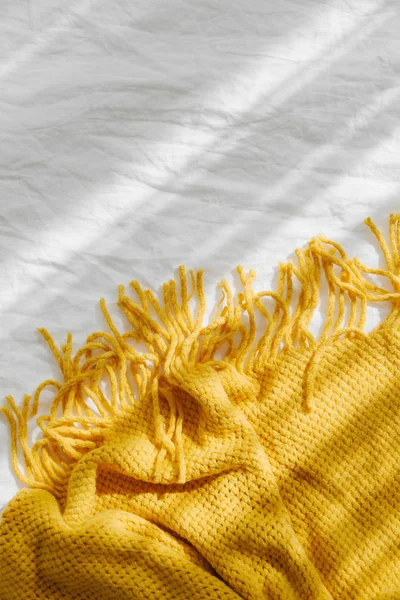 Ropa Cama Con Una Tela Cuadros Punto Amarillo Fondo Acogedor — Foto de Stock