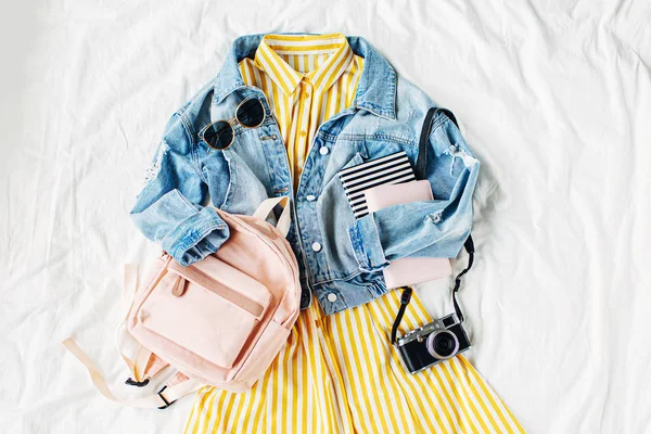 Jaqueta Jeans Azul Vestido Amarelo Com Mochila Livro Câmera Fotos — Fotografia de Stock