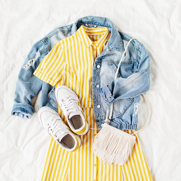 Chaqueta Jean Azul Vestido Amarillo Con Bolso Zapatillas Cama Blanca — Foto de Stock