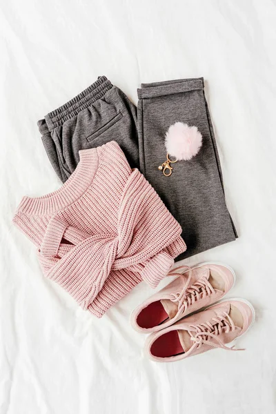 시트에 운동화와 분홍색 따뜻한 스웨터와 의상입니다 트렌디 콜라주 — 스톡 사진