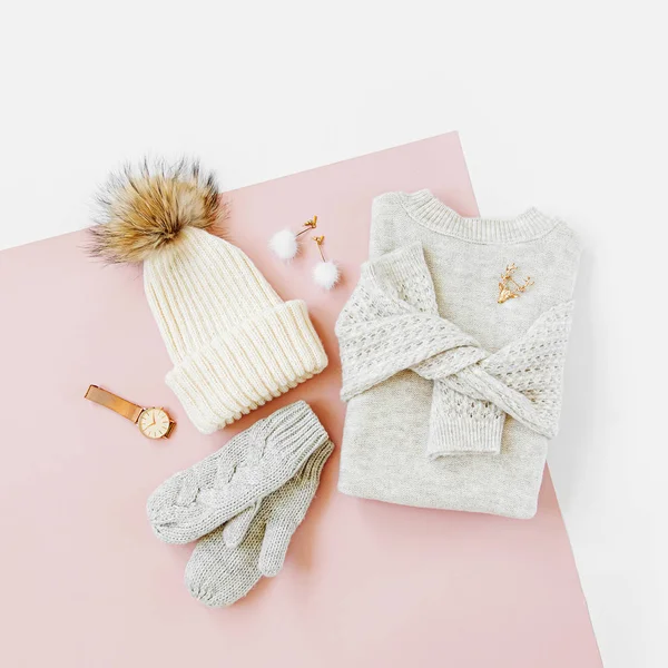 灰色温暖的针织毛衣与冬季帽子 淡粉色背景的手套 女装时尚冬装 顶视图 — 图库照片