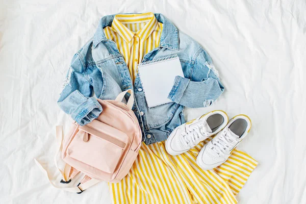 Jaqueta Jeans Azul Vestido Amarelo Com Mochila Livro Tênis Branco — Fotografia de Stock