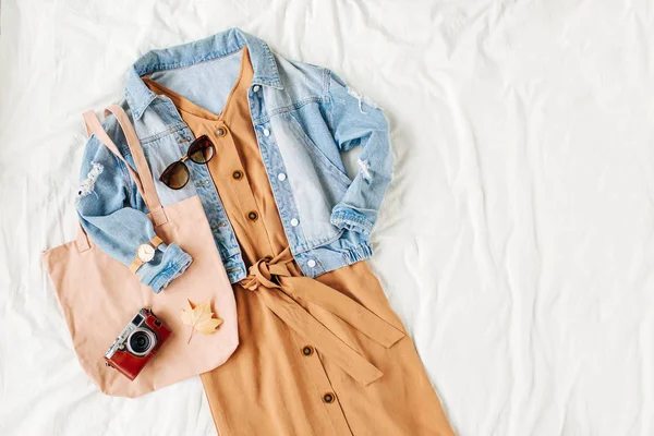 Jaqueta Jeans Azul Vestido Bege Com Sacola Câmera Fotos Cama — Fotografia de Stock