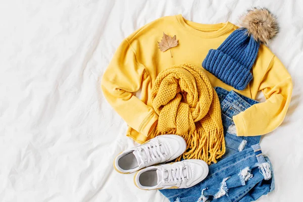 Pull Jaune Douillet Jean Bleu Baskets Écharpe Couchée Sur Lit — Photo