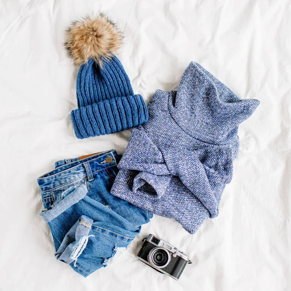 Accogliente Maglione Blu Jeans Cappello Macchina Fotografica Sul Letto Lenzuolo — Foto Stock