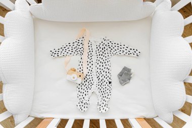 Oyuncakları olan şirin bir bebek vücudu. Çocuk kıyafetleri ve aksesuarlar. Yeni doğan moda. Düz yatış, üst görünüm