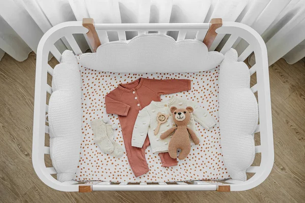 Die Draufsicht Auf Babybekleidung Und Accessoires Kinderbett Wiege Holzwiege Für — Stockfoto