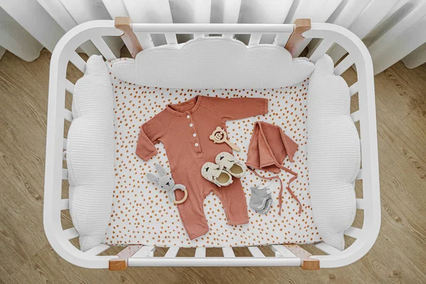 Weiße Hölzerne Babywiege Mit Kissen Förmigen Wolken Kinderzimmer Neugeborene Kleidung — Stockfoto