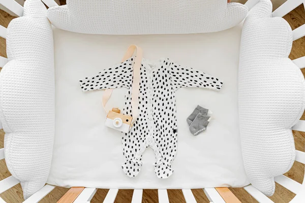 Oyuncakları olan şirin bir bebek vücudu. Çocuk kıyafetleri ve aksesuarlar. Yeni doğan moda. Düz yatış, üst görünüm
