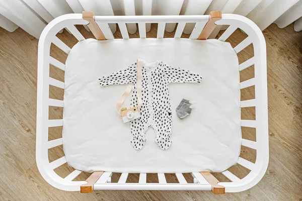 Tampilan Atas Pakaian Bayi Dan Aksesoris Tempat Tidur Buaian Tongkat — Stok Foto