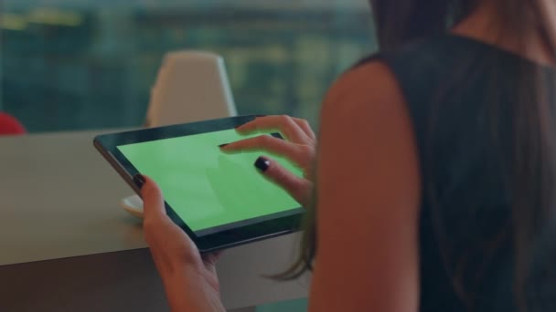 Uma Mulher Bonita Digita Uma Mensagem Tablet Uma Tela Verde — Vídeo de Stock