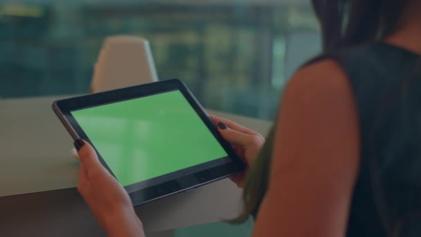 Uma Mulher Bonita Digita Uma Mensagem Tablet Uma Tela Verde — Vídeo de Stock