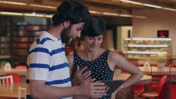 Jovem Casal Fala Sobre Algum Aplicativo Uma Cafeteria Olhando Smartphone — Vídeo de Stock