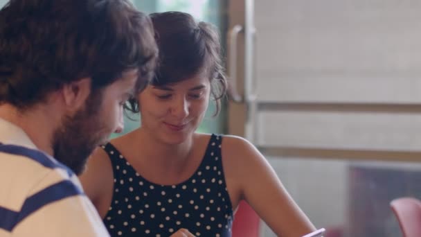 Jovem Casal Fala Sobre Algum Aplicativo Uma Cafeteria Olhando Tablet — Vídeo de Stock