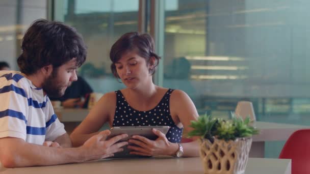 Jovem Casal Fala Sobre Algum Aplicativo Uma Cafeteria Olhando Tablet — Vídeo de Stock