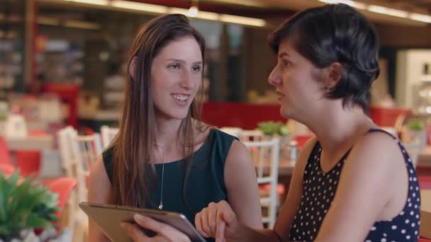 Dois Amigos Conversam Uma Cafeteria Sobre Algum Aplicativo Tablet — Vídeo de Stock