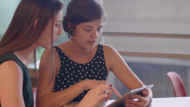 两个朋友在咖啡店聊着平板电脑上的应用程序 — 图库视频影像