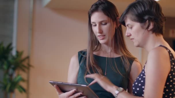 Due Amici Chiacchierano Una Caffetteria Qualche App Sul Tablet — Video Stock