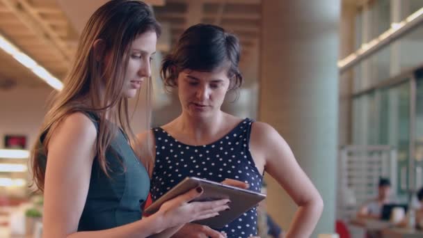 Dois Amigos Conversam Uma Cafeteria Sobre Algum Aplicativo Tablet — Vídeo de Stock