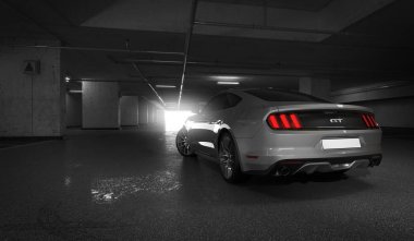 Almatı, Kazakistan. 28 Mart: Ford Mustang V8 5.0 l. yeraltı Otopark, arka plan üzerinde lüks şık bir araba. 3D render