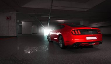 Almatı, Kazakistan. 28 Mart: Ford Mustang V8 5.0 l. yeraltı Otopark, arka plan üzerinde lüks şık bir araba. 3D render