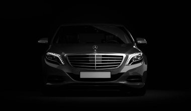 Almaty, Kazakistan - 16 Temmuz 2019: Mercedes-Benz S-sınıfı lüks lüks birinci sınıf birinci sınıf araba, w222, koyu arka planda. 3d hazırlayıcı