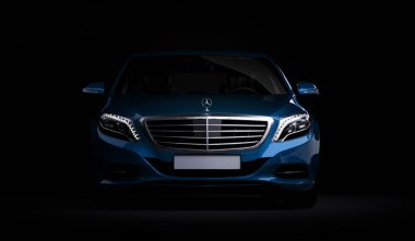 Almaty, Kazakistan - 16 Temmuz 2019: Mercedes-Benz S-sınıfı lüks lüks birinci sınıf birinci sınıf araba, w222, koyu arka planda. 3d hazırlayıcı