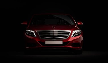 Almaty, Kazakistan - 16 Temmuz 2019: Mercedes-Benz S-sınıfı lüks lüks birinci sınıf birinci sınıf araba, w222, koyu arka planda. 3d hazırlayıcı