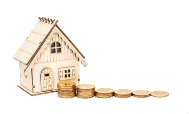 Beyaz üzerine para desteleri dizili ev modeli. 