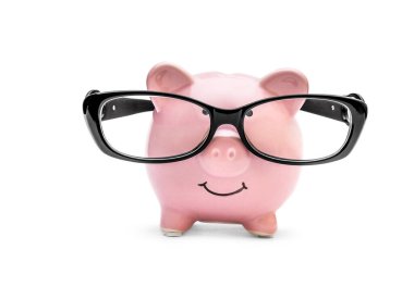 Beyaz arka planda gözlüklü domuz kumbarası.