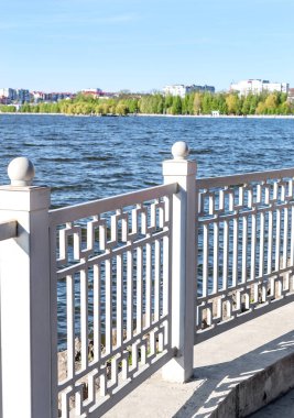 Şehirdeki göl kıyısında..