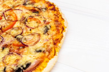 Beyaz ahşap masada taze pişmiş pizza.. 