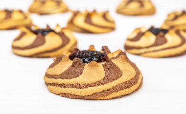 Beyaz ahşap masada reçelli tatlı kurabiyeler..