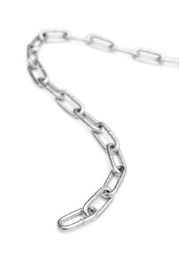 Beyaz arkaplanda metal zincir. 