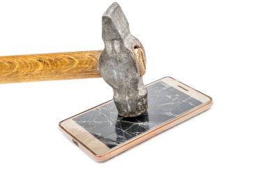 Akıllı telefonda çekiç, beyaz arka planda kırık camlar.. 