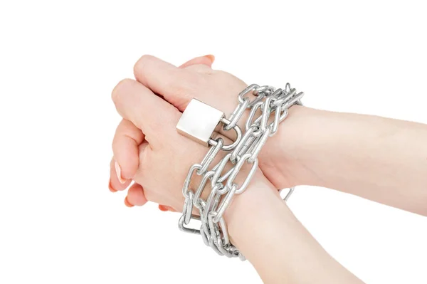 女性の手は南京錠で金属チェーンで結ばれています 白に隔離された — ストック写真