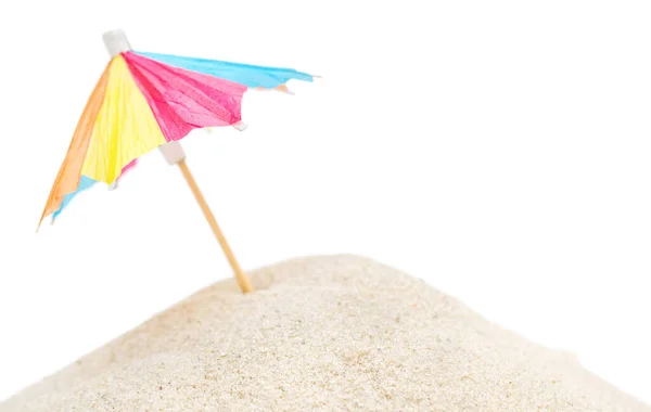 Kleine Decoratieve Parasol Een Hoop Zand Geïsoleerd Wit — Stockfoto