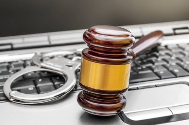 Klavyede kelepçeli Gavel. Çevrimiçi hukuk ve suç kavramı.