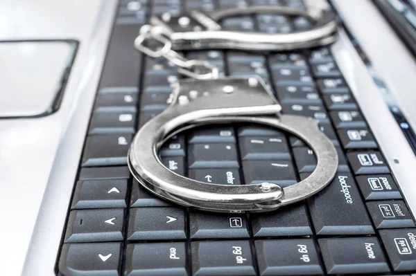 Pouta Klávesnici Laptopu Koncept Kyberkriminality Zavřít — Stock fotografie