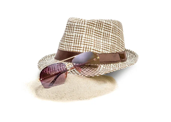 Sandhaufen Mit Sonnenbrille Und Sommerhut Auf Weißem Grund — Stockfoto