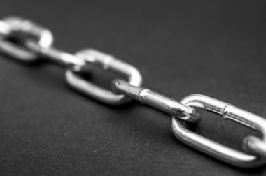 Siyah üzerine metal zincir. Kapatın. Soyut arkaplan.