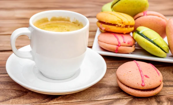 Taza Café Con Macarrones Colores Mesa Madera — Foto de Stock