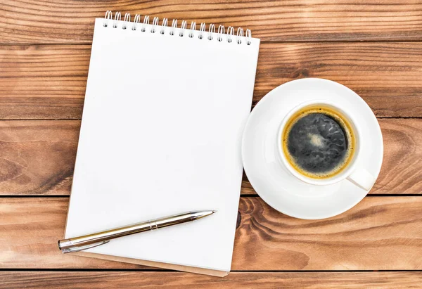 Masanın Üzerinde Bir Fincan Kahve Kalem Olan Boş Defteri Üst — Stok fotoğraf