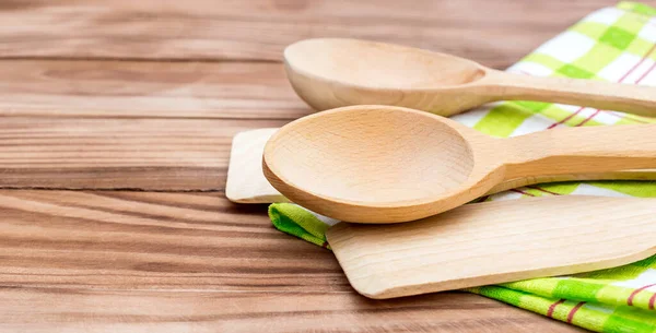 Houten Lepels Houten Spade Met Keukendoek Tafel Kopieerruimte — Stockfoto