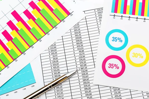 Pluma Documento Con Datos Financieros Gráficos Coloridos —  Fotos de Stock