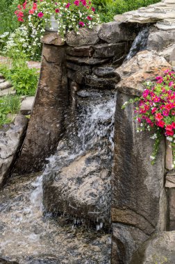Parkta dekoratif küçük şelale. Kapat..