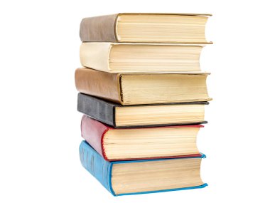 Beyaz arkaplanda izole kitap yığını.